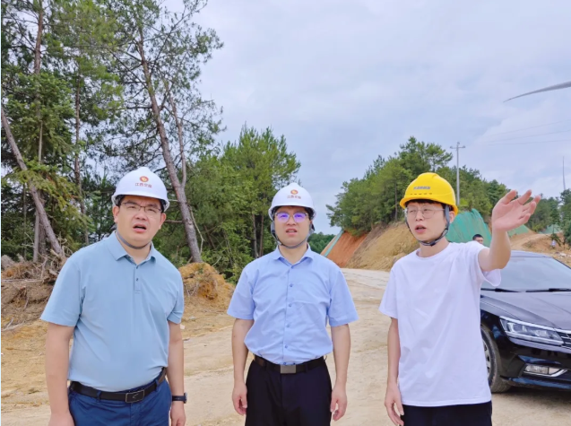 公司总经理巫过房深入一线与员工